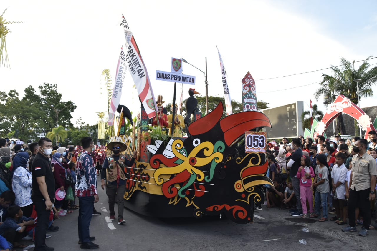 Kontingen Disperkimtan yang membawa mobil hias warna warni dengan ornamen khas Dayak Kalteng dan Burung Enggang